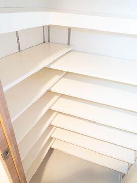 玄関横には、棚の高さが自由に調節できる可動棚式のシューズインクローゼット(SIC)を完備。