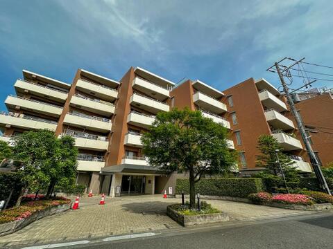爽やかな青空の下に贅沢なほどに降り注ぐ陽光、豊かな居住性と、クオリティが見事に調和した住空間は、住まうことの喜びを感じさせてくれます。