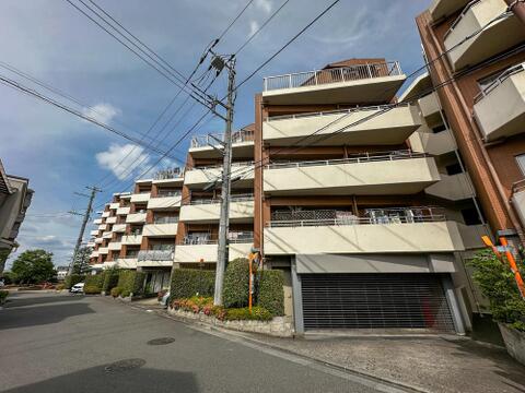 時代の流れに惑わされないシックなカラートーンで街並みに溶け込む外観は、主張し過ぎず、また平凡になり過ぎず絶妙なコントラストで輝きを放ちます。
