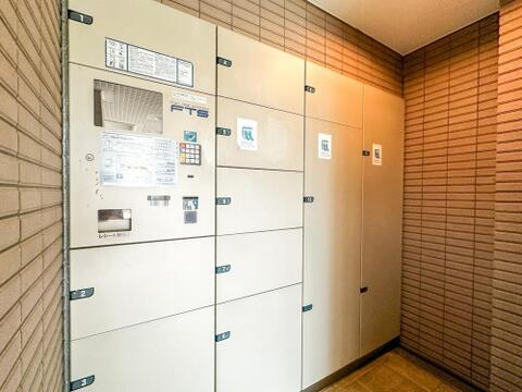 留守でも荷物が受け取れるため、共働きで昼間の宅配物の受け取りが困難な世帯や、インターネットショッピング等の通信販売をよく利用する人にニーズが高まっている宅配ボックスがございます。