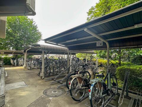 屋根があるのが嬉しい、駐輪スペースです。