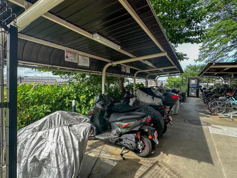 屋根付きのバイク置き場