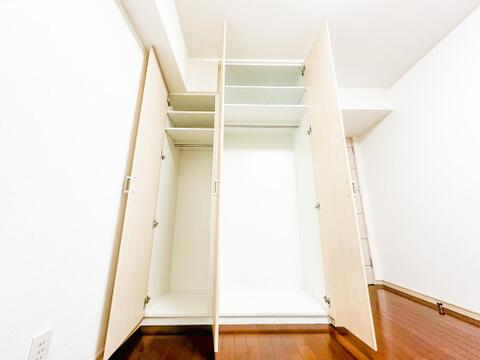 あると嬉しい納戸スペース。季節物や大きな荷物も沢山収納出来ますね。