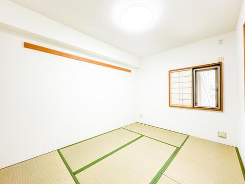 リビングには和室が隣接しているので、ゴロンと寝転がってくつろいだり、また子供部屋にしてもいいですね。