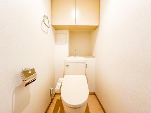 いつまでも清潔な空間であって頂けますように、目に留まるだけではなく、汚れをふき取り易いフロアと壁紙をチョイス致しました。洗浄便座になっておりますので、とても清潔にご使用いただけます。