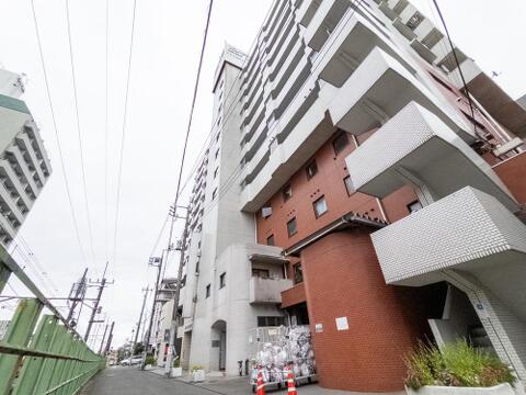 駅近の利便性が通勤・通学の時間を短縮し、雨の日も負担が少なく、忙しい毎日をスムーズにサポートする恵まれた住環境です。