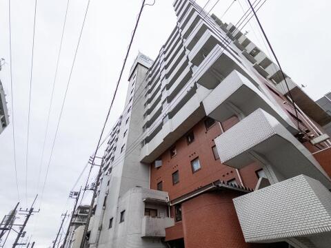 重厚感のあるタイルとシャープな壁面が、洗練された印象を与えます。街並みの中でも存在感を放つ、デザイン性の高いマンションで新生活を始めませんか
