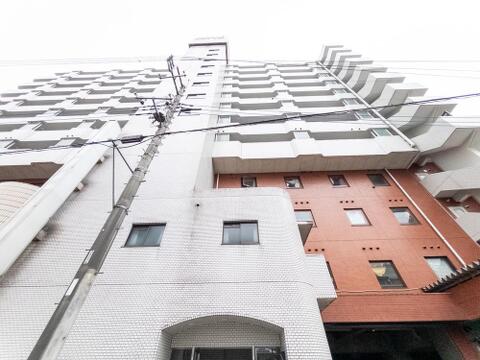 駅近で生活利便施設も充実したエリアに位置するマンション。通勤・通学・買い物など日常のあらゆるシーンで利便性の高さを実感できるライフスタイルが実現します。