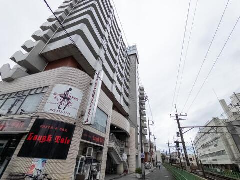 周辺には複数のショッピングセンターが点在し、日々の生活に彩りを与えます。