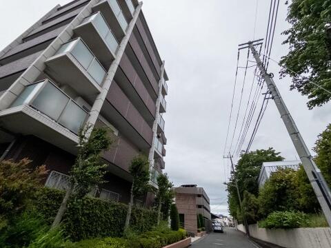 モダンで洗練された佇まいの都市型マンション。RC造で、耐震性・耐火性に優れた、安心して暮らせる構造です。