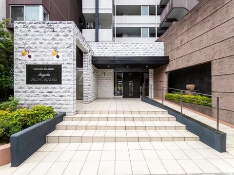 洗練された印象のエントランス。やわらかな光が住まう人を優しく迎え入れます。