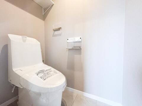 清潔感が大事なトイレスペース。ついつい考え事をしてしまうほど落ち着く空間です。