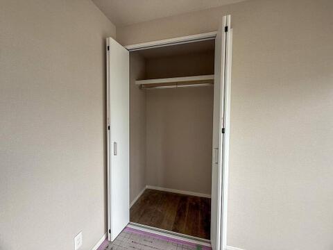 広々としたクローゼットは、ご家族の衣類や荷物をすっきり収納できます。お子様の成長に合わせて、使い方を変えられるのも魅力です。