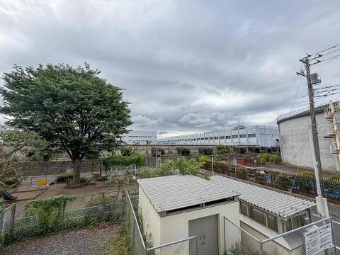 窓から望む、豊かな緑と広がる空。すぐ近くには公園もあり、お子様の遊び場にも困りません。家族の笑顔が育つ、開放感あふれる住まいです。