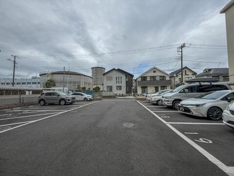 敷地内にカースペースを完備。※最新の空き状況は、要確認。