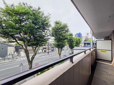 洗濯物がよく乾く明るいバルコニーは、風通しも良く、家事の効率が高まる環境です。広さがあるため、お洗濯物をたっぷり干せるのが嬉しいポイントで、日々の生活にゆとりが生まれます。