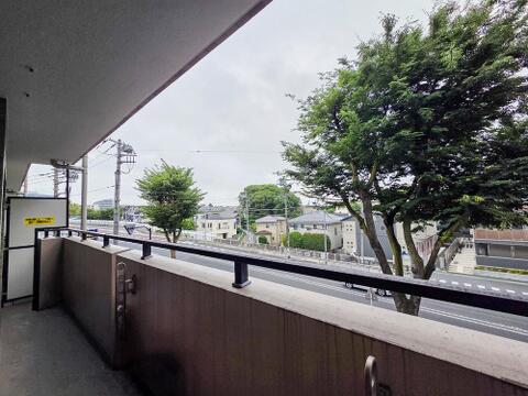 広がる景色が楽しめる眺望が魅力の住まいです。四季折々の風景が日々の生活を彩り、自然と気持ちが安らぐ空間が広がります。窓から眺める景色が、心にゆとりをもたらしてくれます。