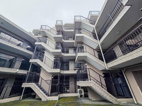 存在感のある外観が特徴のマンション。落ち着いたデザインとしっかりとした構造が安心感をもたらし、住まいとしての信頼性が感じられる美しい造りです。