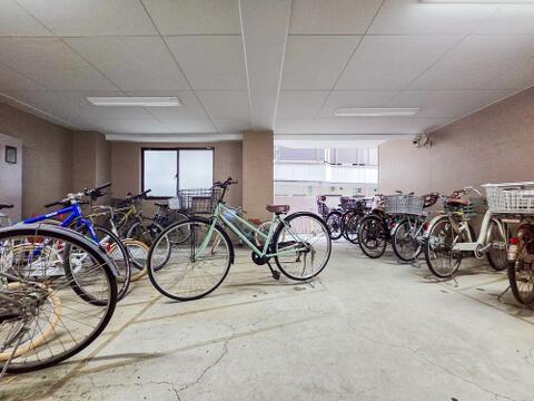 敷地内の駐輪場は、自転車を使う方にとって便利な設備です。整ったスペースで、通勤や通学にも安心して利用でき、日々の生活に利便性と快適さをプラスしてくれます。