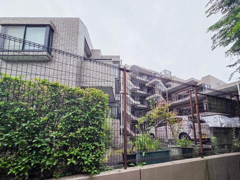ワンフロアのマンションならではのフラットな生活は、移動がスムーズで家事動線も便利。管理体制が行き届いており、共用部分の清掃も整っているため、清潔で快適な住環境が整っています。