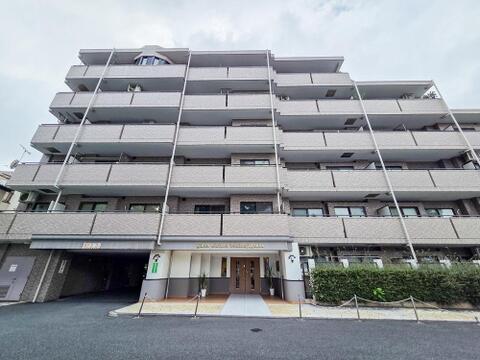 落ち着いた色調とデザインが特徴の外観は、住む人の心を和ませる上品な佇まい。高級感と清潔感が漂い、安心して暮らせる住環境を実感できます。