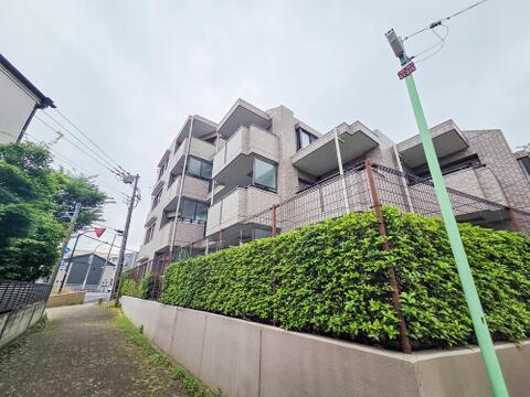 外観はシンプルながらも洗練されたデザインで、周囲の街並みにも調和しています。品のある佇まいが、暮らしに安心感と誇りをもたらしてくれます。