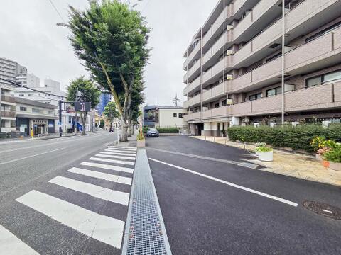 物件から駅までは分かりやすい道のりです。アクセスの良さ利便性豊かな住環境が魅力です。