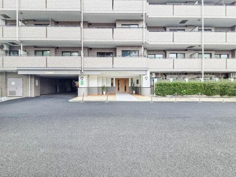 エントランスには、豊かな緑が配置され、訪れる人の心を和ませます。落ち着いた空間設計が印象的で、住む人や来客に上質な時間を提供してくれます。