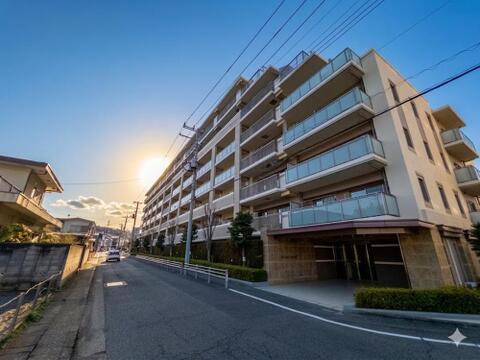 青空に映える洗練された外観が魅力。都市の利便性を享受しながら、家族の笑顔が溢れる豊かな毎日を育む住まいです。