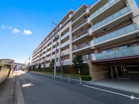 方角や時間帯の違いで日当たりがどう変化するか、周辺の道路や学校、お店や道路 の音など、家の中で静かに過ごせるかチェックできるのも、完成済みならでは。