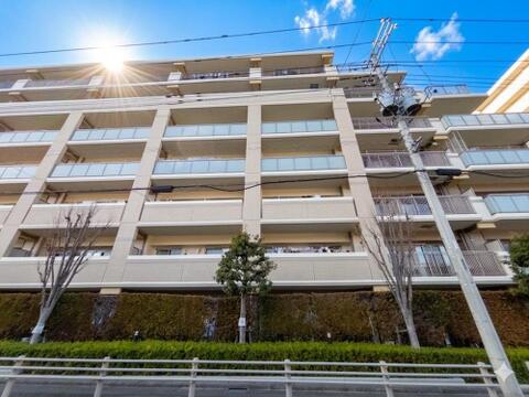 季節感を演出する多彩な樹木と豊かな彩りが重なり、四季折々の変化を楽しめる心地よい場所となることでしょう。時間の経過と共に味わいが出る素敵なリゾート時間を楽しんでください。