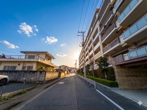 その邸が魅せる、気品・上質・重厚感・極細やかさ、そのすべては訪れた者に安らぎと品性を与える特別な空間です。ここに住むからこそ意味がある。すべての(始まり)をここから迎えます。