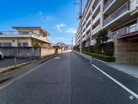 街に溶け合う美しい景観を生み出し、さらに採光や風通しも考えて設計された間取り。優雅なひと時をお過ごしいただける筈です。