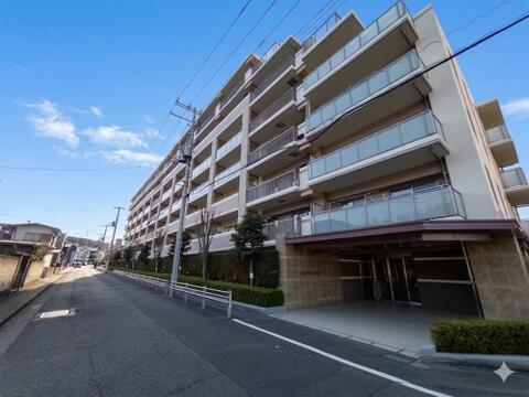 明るい日差しが降り注ぐマンションです。家族の毎日を快適に彩る住まいです。