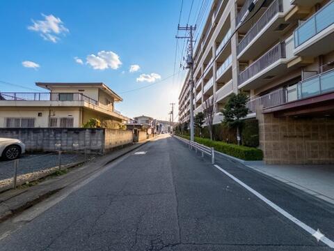 モダンなデザインが印象的な外観。特徴的な窓が光を採り入れ、明るい住空間を演出します。
