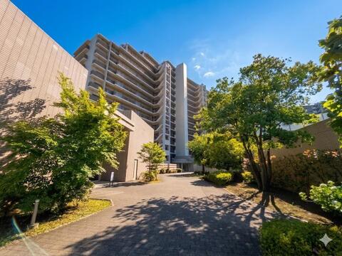 駅徒歩圏内の立地にあり周辺には生活利便施設が揃う利便性の高い環境です。歩道も整備されており日々の移動もしやすく、生活動線の整った暮らしやすい住環境が魅力です。