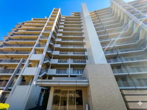 管理の行き届いたマンションは、共用部の清潔感と建物のコンディションが良好に保たれています。長く快適に暮らせる安心感のある住環境がしっかりと整っています。