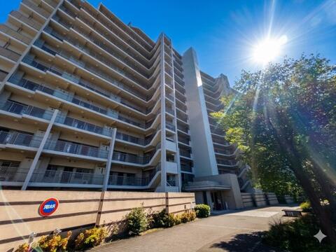 落ち着いた住宅環境に位置するマンション。周辺の街並みに馴染む外観が印象的で、穏やかで良質な住環境が日常生活にゆとりある深い安らぎをいつももたらします。