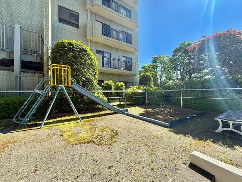 敷地内に公園がある住環境は、お子様の外遊びや日常の散歩が楽しみやすい便利な立地条件です。緑が身近にある暮らしが生活に潤いをもたらします。