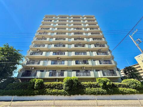 管理の行き届いたマンションは、共用部の清潔感と建物のコンディションが良好に保たれています。長く快適に暮らせる安心感のある住環境がしっかりと整っています。