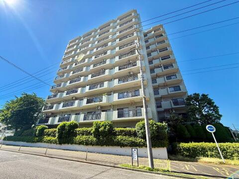 ワンフロアのマンションならではのフラットな生活は、移動がスムーズで家事動線も便利。管理体制が行き届いており、共用部分の清掃も整っているため、清潔で快適な住環境が整っています。