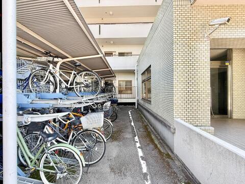 駐輪スペースを備えたマンション。日常の移動手段として自転車をいつでも活用しやすい便利な環境です。2台所有など駐輪に関するご要望があれば管理会社へ確認をさせていただきます。