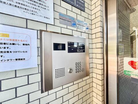 オートロック付きのエントランスで、住まいのセキュリティがしっかりと確保されています。訪問者の確認ができる安心の設備が、毎日の生活に安全な環境をもたらします。