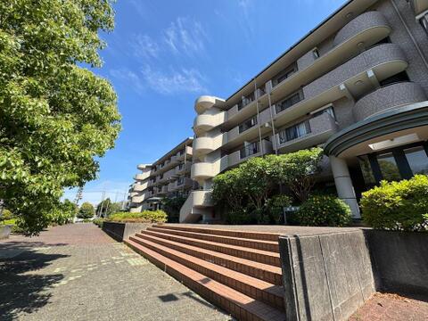 陽光降り注ぐ開放的な外観。緑豊かなアプローチは、お子様と手をつないで歩きたくなる心地よさです。家族の笑顔が溢れる新生活をここから。