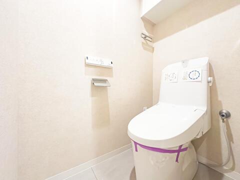 温水洗浄便座完備のトイレスペース。ついつい考え事をしてしまうほど落ち着く空間です。