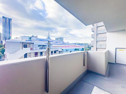 日当たり、風通しともに良好なワイドなバルコニースペースです。お洗濯物がたくさん干せます。