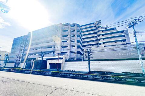 総戸数162戸を誇るビッグコミュニティ。大切なペットと暮らせて、暮らしをサポートする多様なコンシェルジュサービス付きです。人気テーマパークもすぐ側です。