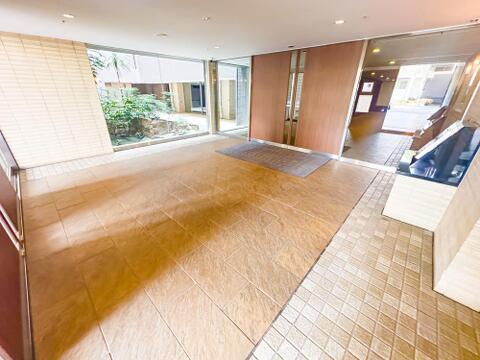 ロビースペースに、そのマンションの「格」が表れる。ちょっとした待ち時間にも重宝する住民憩いの場です。小さいお子様や女性にも安心なオートロック付き。セキュリティ面は住まう上で大切なポイントです。