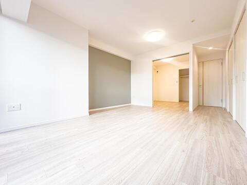 住まう人の感性を刺激する上質なリノベーション空間。良い物に触れ、良い場所に身を置く喜びが、暮らしの質を高めてくれます。お洒落なアクセントクロスも◎