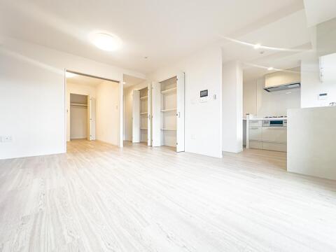 住まいには気付きがあり、住まうごとに様々な角度から違う顔を見せてくれます。新生活は小さな発見の連続です。リビングには床暖房を採用しております。